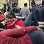 लोकल ट्रेन के फुटबोर्ड पर खड़े व्यक्ति का सिर ट्रैक के खंभे से टकराया, मौत