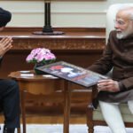 लोकल ट्रेन के फुटबोर्ड पर खड़े व्यक्ति का सिर ट्रैक के खंभे से टकराया, मौत