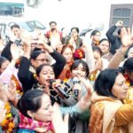 महासत्संग का न्यौता देने पहुंचे आर्ट ऑफ लिविंग के स्वयंसेवक