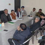 सरकारी स्कूल में जरूरतमंद बच्चों को बांटे जर्सी, जूते और जुराबें