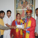 श्री बालाजी सालासर धाम से करनाल पहुंचे पुजारी नरोत्तम, भक्तों ने पुष्पवर्षा कर किया स्वागत